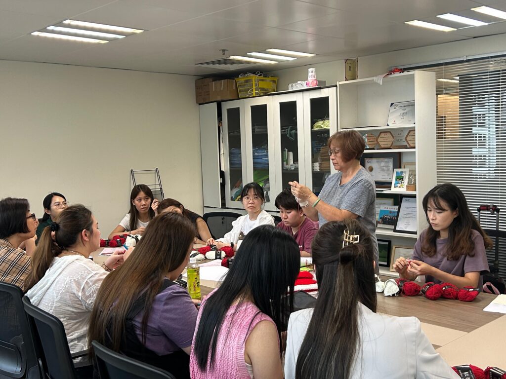 今年聖誕,一棵由回收毛公仔拼砌而成的聖誕樹,在香港社區悄然亮起溫暖的燈光。這不僅是一件節日裝飾,更是一場凝聚愛心力量、環保教育與編織文化的社區行動。為慶祝「恒愛行動」20周年。透過創意與行動,他們希望在節日氛圍中延續這份歷久彌新的關愛精神,讓愛與希望在社區中「毛窮無盡」地繼續發光發熱。