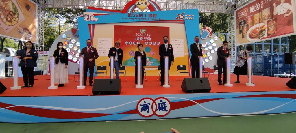 今年聖誕,一棵由回收毛公仔拼砌而成的聖誕樹,在香港社區悄然亮起溫暖的燈光。這不僅是一件節日裝飾,更是一場凝聚愛心力量、環保教育與編織文化的社區行動。為慶祝「恒愛行動」20周年。透過創意與行動,他們希望在節日氛圍中延續這份歷久彌新的關愛精神,讓愛與希望在社區中「毛窮無盡」地繼續發光發熱。