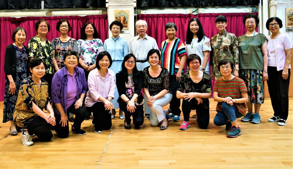 在香港，有一群校長組成的合唱團，唱的不是流行曲，也非傳統聖詩，而是一首首蘊藏中國文化底蘊的古詩詞。在這個看似忙碌且嚴肅的身份背後，卻藏著對教育、音樂與文化傳承的深厚情感。而這一切的推動者之一，就是高舒——香港校長合唱團的指揮與編曲者。