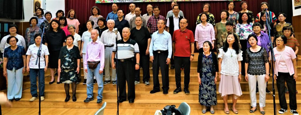 在香港，有一群校長，他們不僅在校園中領導教學，也在舞台上唱出教育的情懷。他們不是專業歌手，卻用音樂串連彼此的心。他們不是為了表演而歌唱，而是為了凝聚人心、傳遞感恩與信念。這，就是由劉振華團長帶領的「香港校長合唱團」，一個由香港各區校長組成的音樂團體，一個本來看似不可能成立，卻走到今天依然不斷創新的教育故事。