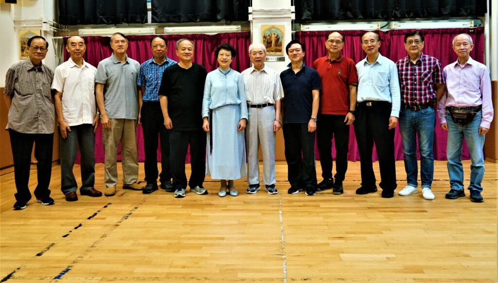 在香港，有一群校長，他們不僅在校園中領導教學，也在舞台上唱出教育的情懷。他們不是專業歌手，卻用音樂串連彼此的心。他們不是為了表演而歌唱，而是為了凝聚人心、傳遞感恩與信念。這，就是由劉振華團長帶領的「香港校長合唱團」，一個由香港各區校長組成的音樂團體，一個本來看似不可能成立，卻走到今天依然不斷創新的教育故事。