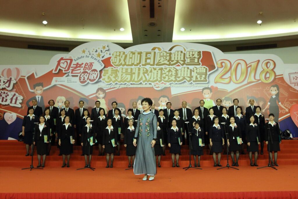 在香港，有一群校長，他們不僅在校園中領導教學，也在舞台上唱出教育的情懷。他們不是專業歌手，卻用音樂串連彼此的心。他們不是為了表演而歌唱，而是為了凝聚人心、傳遞感恩與信念。這，就是由劉振華團長帶領的「香港校長合唱團」，一個由香港各區校長組成的音樂團體，一個本來看似不可能成立，卻走到今天依然不斷創新的教育故事。