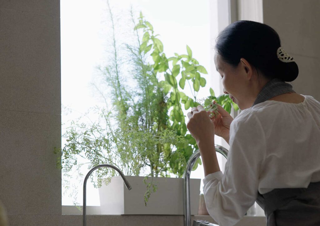 當我們談論療癒、靈性、生活品質時，很少有人能像她一樣，把這些看似抽象的概念，轉化為日常中每一頓飯、每一個空間、每一場交流中所能觸碰到的美。關琬潼Shadow —— 一位生活美學的實踐者，用二十年的創意與行動，將美育從藝術館帶入我們的餐桌與日常。一如她的作品與理念，她相信，美，不是遠方的風景，而是我們每一個當下的選擇。