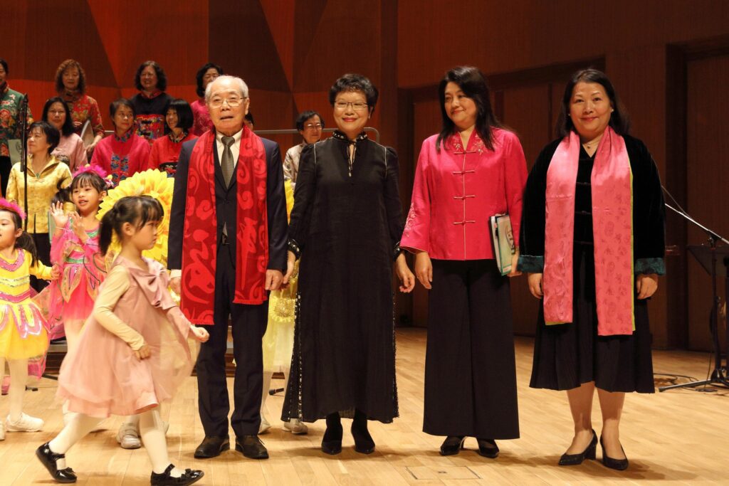 在香港，有一群校長，他們不僅在校園中領導教學，也在舞台上唱出教育的情懷。他們不是專業歌手，卻用音樂串連彼此的心。他們不是為了表演而歌唱，而是為了凝聚人心、傳遞感恩與信念。這，就是由劉振華團長帶領的「香港校長合唱團」，一個由香港各區校長組成的音樂團體，一個本來看似不可能成立，卻走到今天依然不斷創新的教育故事。