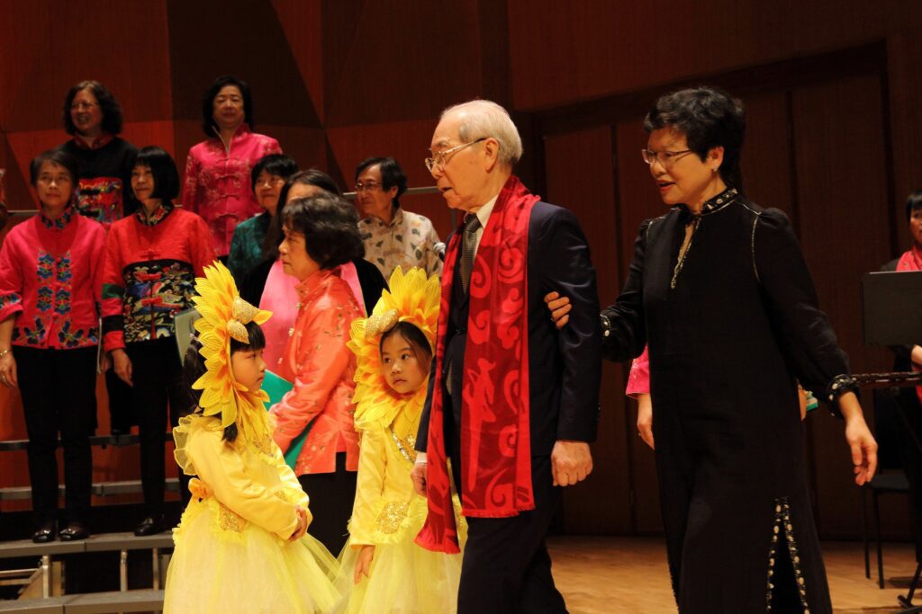 在香港，有一群校長，他們不僅在校園中領導教學，也在舞台上唱出教育的情懷。他們不是專業歌手，卻用音樂串連彼此的心。他們不是為了表演而歌唱，而是為了凝聚人心、傳遞感恩與信念。這，就是由劉振華團長帶領的「香港校長合唱團」，一個由香港各區校長組成的音樂團體，一個本來看似不可能成立，卻走到今天依然不斷創新的教育故事。