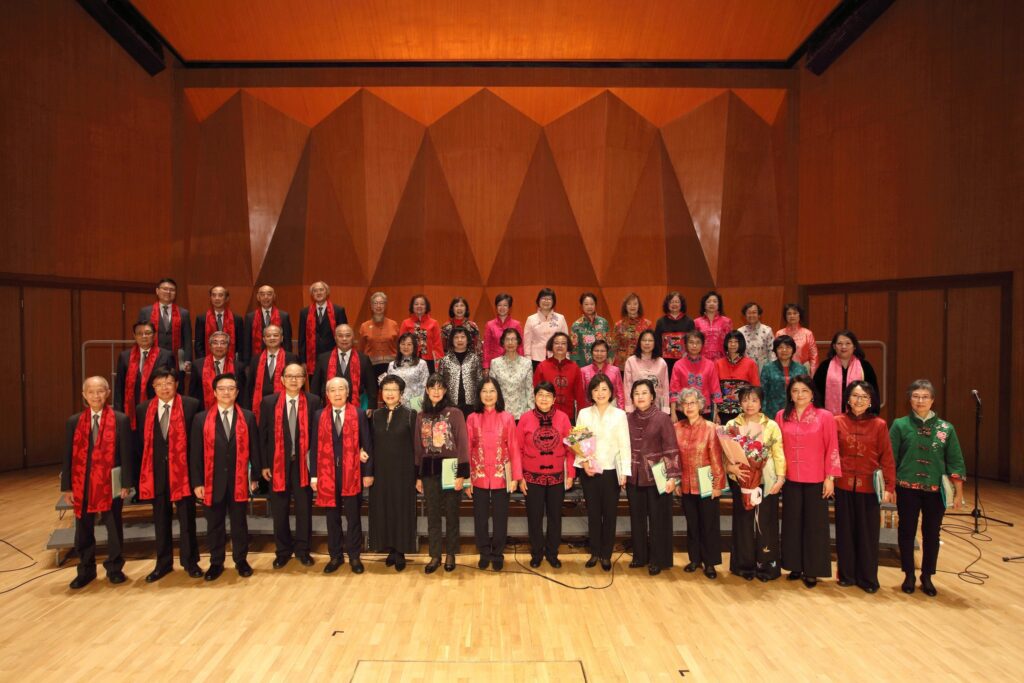 在香港，有一群校長組成的合唱團，唱的不是流行曲，也非傳統聖詩，而是一首首蘊藏中國文化底蘊的古詩詞。在這個看似忙碌且嚴肅的身份背後，卻藏著對教育、音樂與文化傳承的深厚情感。而這一切的推動者之一，就是高舒——香港校長合唱團的指揮與編曲者。