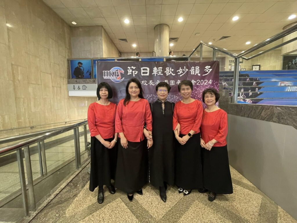 在香港，有一群校長，他們不僅在校園中領導教學，也在舞台上唱出教育的情懷。他們不是專業歌手，卻用音樂串連彼此的心。他們不是為了表演而歌唱，而是為了凝聚人心、傳遞感恩與信念。這，就是由劉振華團長帶領的「香港校長合唱團」，一個由香港各區校長組成的音樂團體，一個本來看似不可能成立，卻走到今天依然不斷創新的教育故事。