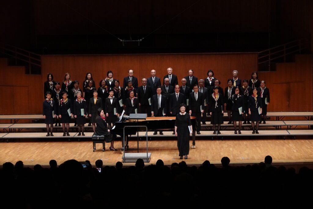 在香港，有一群校長，他們不僅在校園中領導教學，也在舞台上唱出教育的情懷。他們不是專業歌手，卻用音樂串連彼此的心。他們不是為了表演而歌唱，而是為了凝聚人心、傳遞感恩與信念。這，就是由劉振華團長帶領的「香港校長合唱團」，一個由香港各區校長組成的音樂團體，一個本來看似不可能成立，卻走到今天依然不斷創新的教育故事。