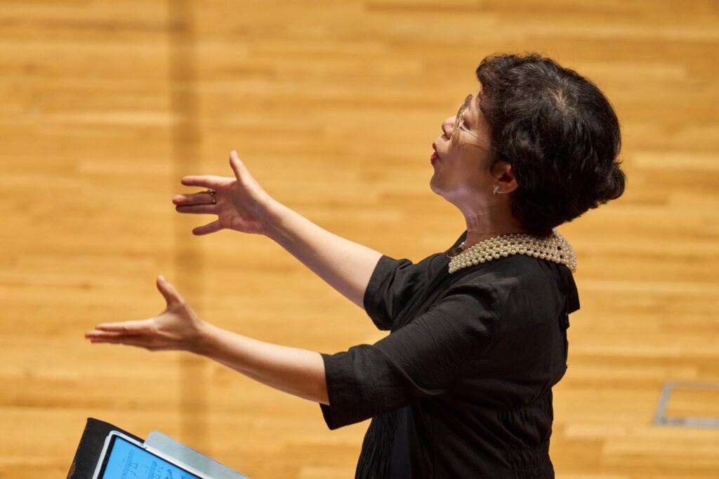 在香港，有一群校長組成的合唱團，唱的不是流行曲，也非傳統聖詩，而是一首首蘊藏中國文化底蘊的古詩詞。在這個看似忙碌且嚴肅的身份背後，卻藏著對教育、音樂與文化傳承的深厚情感。而這一切的推動者之一，就是高舒——香港校長合唱團的指揮與編曲者。