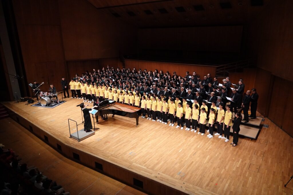 在香港，有一群校長組成的合唱團，唱的不是流行曲，也非傳統聖詩，而是一首首蘊藏中國文化底蘊的古詩詞。在這個看似忙碌且嚴肅的身份背後，卻藏著對教育、音樂與文化傳承的深厚情感。而這一切的推動者之一，就是高舒——香港校長合唱團的指揮與編曲者。