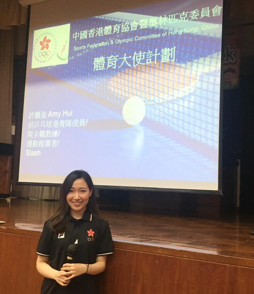 在運動場上,有些教練教的是技巧,有些教的是成績,而許麗盈(Amy)教的,是一種對生命的尊重與理解。從小朋友到長者,從健全人士到傷殘運動員,她相信每個人都能透過運動找到身體的節奏,心靈的平衡,以及屬於自己的自信與價值。她在不同角色中穿梭:是療癒普拉提導師,是體適能教練,是復康專業人員,也是香港乒乓球代表隊中,負責訓練殘疾人士的港隊教練之一。她的背景橫跨運動、復康與教育,讓她的每一次教學,都不只是訓練,更是一次深刻的陪伴。