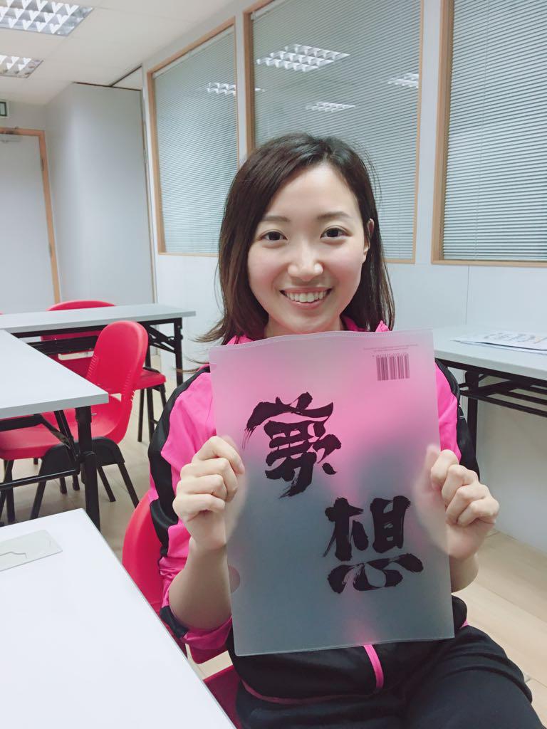 在運動場上,有些教練教的是技巧,有些教的是成績,而許麗盈(Amy)教的,是一種對生命的尊重與理解。從小朋友到長者,從健全人士到傷殘運動員,她相信每個人都能透過運動找到身體的節奏,心靈的平衡,以及屬於自己的自信與價值。她在不同角色中穿梭:是療癒普拉提導師,是體適能教練,是復康專業人員,也是香港乒乓球代表隊中,負責訓練殘疾人士的港隊教練之一。她的背景橫跨運動、復康與教育,讓她的每一次教學,都不只是訓練,更是一次深刻的陪伴。