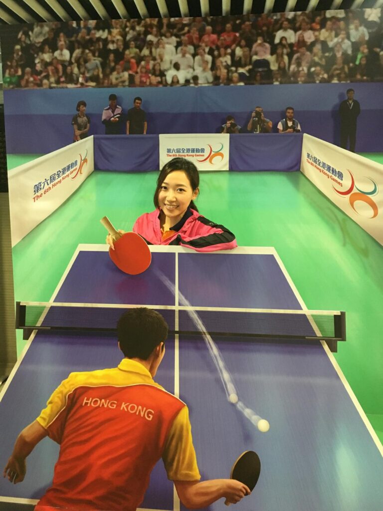 在運動場上,有些教練教的是技巧,有些教的是成績,而許麗盈(Amy)教的,是一種對生命的尊重與理解。從小朋友到長者,從健全人士到傷殘運動員,她相信每個人都能透過運動找到身體的節奏,心靈的平衡,以及屬於自己的自信與價值。她在不同角色中穿梭:是療癒普拉提導師,是體適能教練,是復康專業人員,也是香港乒乓球代表隊中,負責訓練殘疾人士的港隊教練之一。她的背景橫跨運動、復康與教育,讓她的每一次教學,都不只是訓練,更是一次深刻的陪伴。