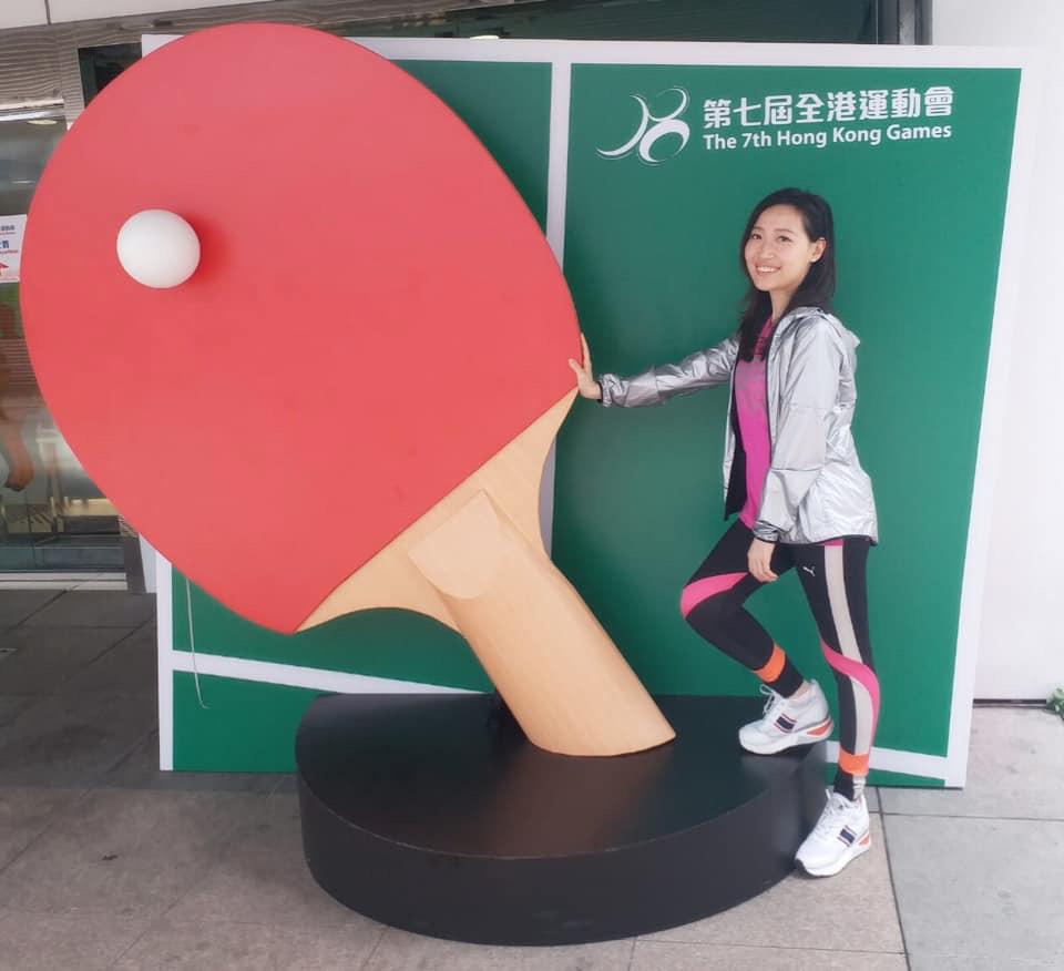 在香港這座急促而功利的城市裡,談運動,往往離不開「成績」與「比賽」;談教育,也總與「分數」與「制度」掛鉤。但在這樣的環境中,有一位乒乓球教練,選擇以另一種方式去看待「運動」的可能——她不是為了培養冠軍,而是為了讓一群被忽視的孩子找到自己的節奏與價值。她是許麗盈(Amy),一位曾經在無心插柳中展開SEN(特殊教育需要)學生體育教學之路的教練。這段旅程,從一次簡單的義工活動開始,卻逐漸成為她人生中最深刻也最有意義的使命。