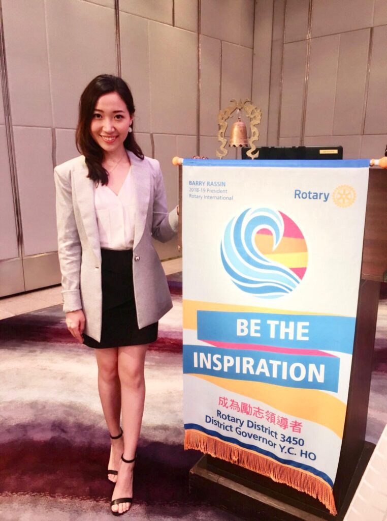 在運動場上,有些教練教的是技巧,有些教的是成績,而許麗盈(Amy)教的,是一種對生命的尊重與理解。從小朋友到長者,從健全人士到傷殘運動員,她相信每個人都能透過運動找到身體的節奏,心靈的平衡,以及屬於自己的自信與價值。她在不同角色中穿梭:是療癒普拉提導師,是體適能教練,是復康專業人員,也是香港乒乓球代表隊中,負責訓練殘疾人士的港隊教練之一。她的背景橫跨運動、復康與教育,讓她的每一次教學,都不只是訓練,更是一次深刻的陪伴。