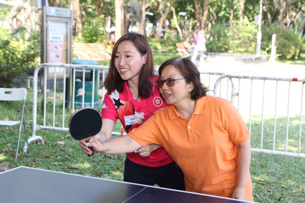 在香港這座急促而功利的城市裡,談運動,往往離不開「成績」與「比賽」;談教育,也總與「分數」與「制度」掛鉤。但在這樣的環境中,有一位乒乓球教練,選擇以另一種方式去看待「運動」的可能——她不是為了培養冠軍,而是為了讓一群被忽視的孩子找到自己的節奏與價值。她是許麗盈(Amy),一位曾經在無心插柳中展開SEN(特殊教育需要)學生體育教學之路的教練。這段旅程,從一次簡單的義工活動開始,卻逐漸成為她人生中最深刻也最有意義的使命。