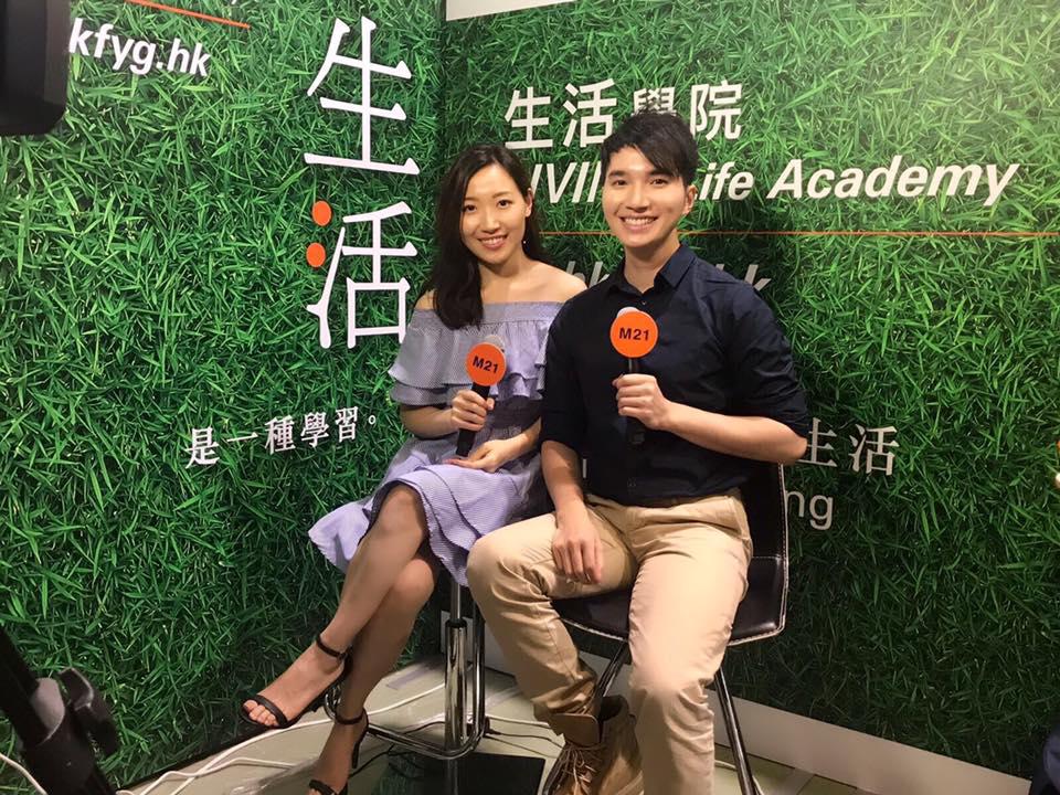 在運動場上,有些教練教的是技巧,有些教的是成績,而許麗盈(Amy)教的,是一種對生命的尊重與理解。從小朋友到長者,從健全人士到傷殘運動員,她相信每個人都能透過運動找到身體的節奏,心靈的平衡,以及屬於自己的自信與價值。她在不同角色中穿梭:是療癒普拉提導師,是體適能教練,是復康專業人員,也是香港乒乓球代表隊中,負責訓練殘疾人士的港隊教練之一。她的背景橫跨運動、復康與教育,讓她的每一次教學,都不只是訓練,更是一次深刻的陪伴。