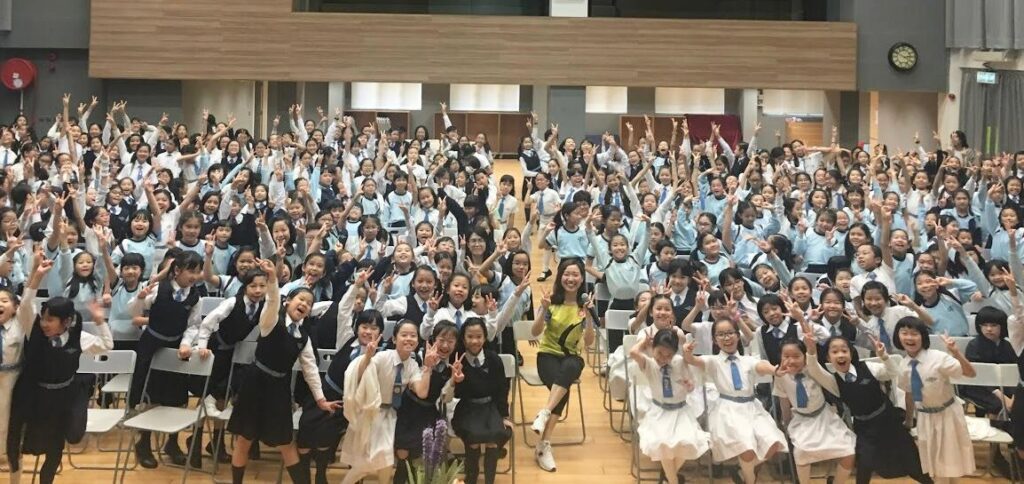 在運動場上,有些教練教的是技巧,有些教的是成績,而許麗盈(Amy)教的,是一種對生命的尊重與理解。從小朋友到長者,從健全人士到傷殘運動員,她相信每個人都能透過運動找到身體的節奏,心靈的平衡,以及屬於自己的自信與價值。她在不同角色中穿梭:是療癒普拉提導師,是體適能教練,是復康專業人員,也是香港乒乓球代表隊中,負責訓練殘疾人士的港隊教練之一。她的背景橫跨運動、復康與教育,讓她的每一次教學,都不只是訓練,更是一次深刻的陪伴。