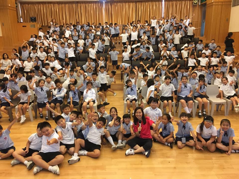 在香港這座急促而功利的城市裡,談運動,往往離不開「成績」與「比賽」;談教育,也總與「分數」與「制度」掛鉤。但在這樣的環境中,有一位乒乓球教練,選擇以另一種方式去看待「運動」的可能——她不是為了培養冠軍,而是為了讓一群被忽視的孩子找到自己的節奏與價值。她是許麗盈(Amy),一位曾經在無心插柳中展開SEN(特殊教育需要)學生體育教學之路的教練。這段旅程,從一次簡單的義工活動開始,卻逐漸成為她人生中最深刻也最有意義的使命。