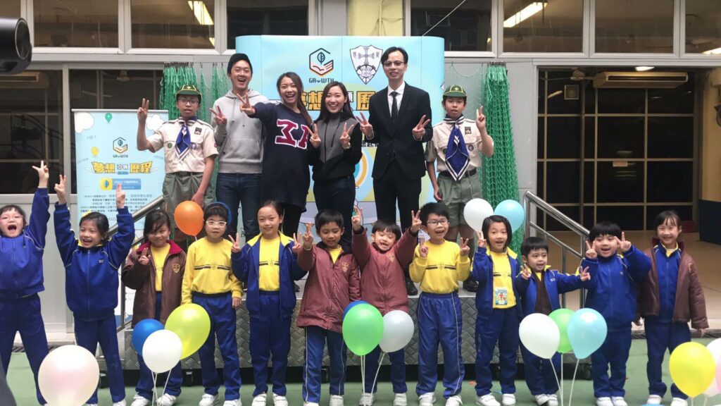 在香港這座急促而功利的城市裡,談運動,往往離不開「成績」與「比賽」;談教育,也總與「分數」與「制度」掛鉤。但在這樣的環境中,有一位乒乓球教練,選擇以另一種方式去看待「運動」的可能——她不是為了培養冠軍,而是為了讓一群被忽視的孩子找到自己的節奏與價值。她是許麗盈(Amy),一位曾經在無心插柳中展開SEN(特殊教育需要)學生體育教學之路的教練。這段旅程,從一次簡單的義工活動開始,卻逐漸成為她人生中最深刻也最有意義的使命。