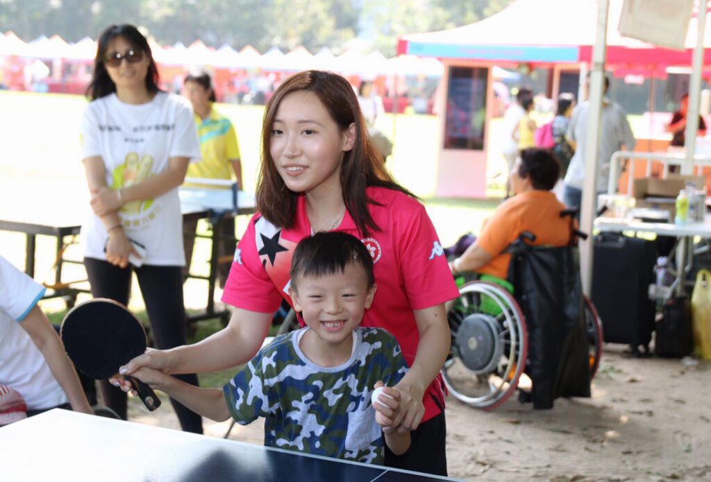 在香港這座急促而功利的城市裡,談運動,往往離不開「成績」與「比賽」;談教育,也總與「分數」與「制度」掛鉤。但在這樣的環境中,有一位乒乓球教練,選擇以另一種方式去看待「運動」的可能——她不是為了培養冠軍,而是為了讓一群被忽視的孩子找到自己的節奏與價值。她是許麗盈(Amy),一位曾經在無心插柳中展開SEN(特殊教育需要)學生體育教學之路的教練。這段旅程,從一次簡單的義工活動開始,卻逐漸成為她人生中最深刻也最有意義的使命。