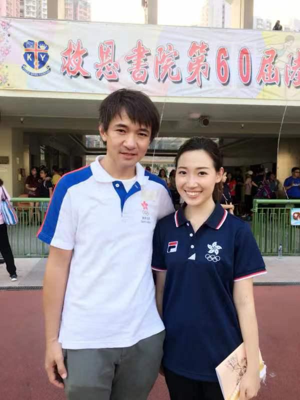 在運動場上,有些教練教的是技巧,有些教的是成績,而許麗盈(Amy)教的,是一種對生命的尊重與理解。從小朋友到長者,從健全人士到傷殘運動員,她相信每個人都能透過運動找到身體的節奏,心靈的平衡,以及屬於自己的自信與價值。她在不同角色中穿梭:是療癒普拉提導師,是體適能教練,是復康專業人員,也是香港乒乓球代表隊中,負責訓練殘疾人士的港隊教練之一。她的背景橫跨運動、復康與教育,讓她的每一次教學,都不只是訓練,更是一次深刻的陪伴。