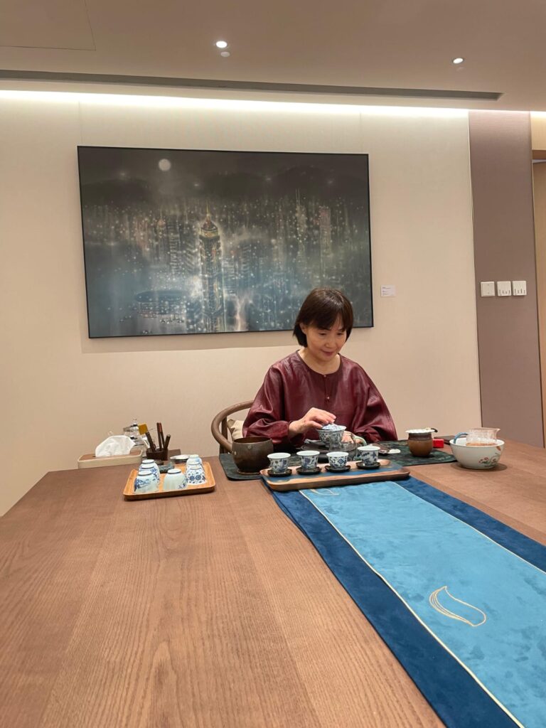 謝穗芬,一位曾在教育界服務多年的中學副校長,如今踏入退休人生,卻並沒有停下腳步。相反,她選擇以茶為伴,開啟另一段充滿修養與溫度的旅程。她說:「其實是茶,帶著我走進這個階段的。」這條路,既是興趣的延伸,也是深層的自我探索。