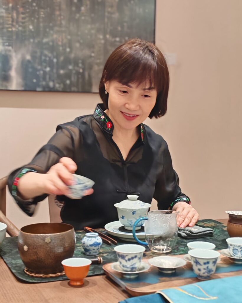 謝穗芬,一位曾在教育界服務多年的中學副校長,如今踏入退休人生,卻並沒有停下腳步。相反,她選擇以茶為伴,開啟另一段充滿修養與溫度的旅程。她說:「其實是茶,帶著我走進這個階段的。」這條路,既是興趣的延伸,也是深層的自我探索。