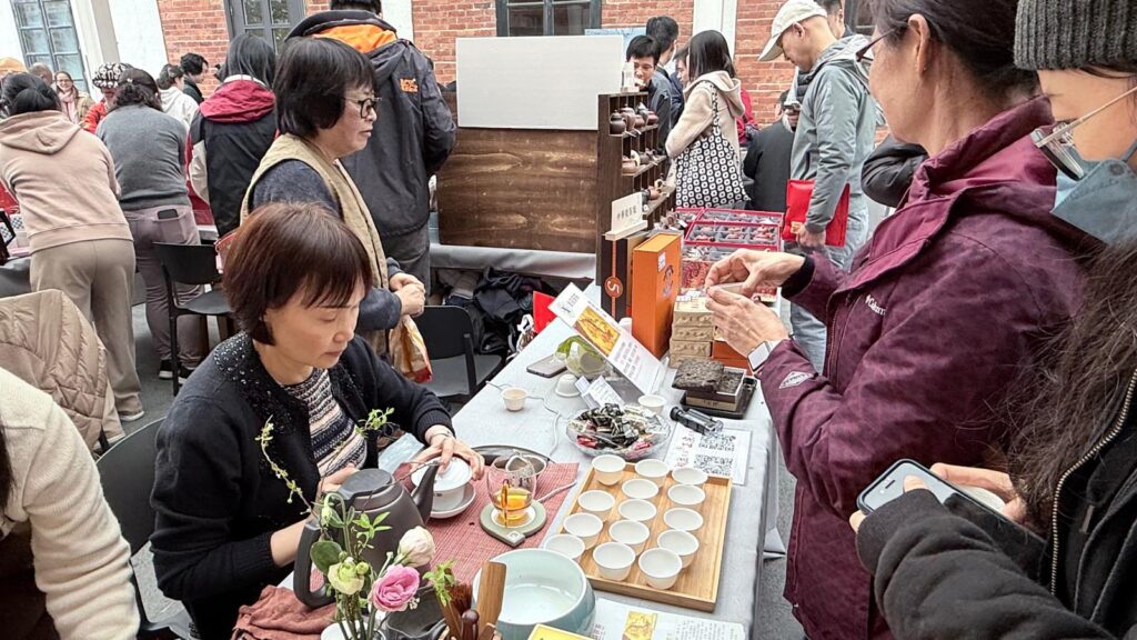 謝穗芬,一位曾在教育界服務多年的中學副校長,如今踏入退休人生,卻並沒有停下腳步。相反,她選擇以茶為伴,開啟另一段充滿修養與溫度的旅程。她說:「其實是茶,帶著我走進這個階段的。」這條路,既是興趣的延伸,也是深層的自我探索。