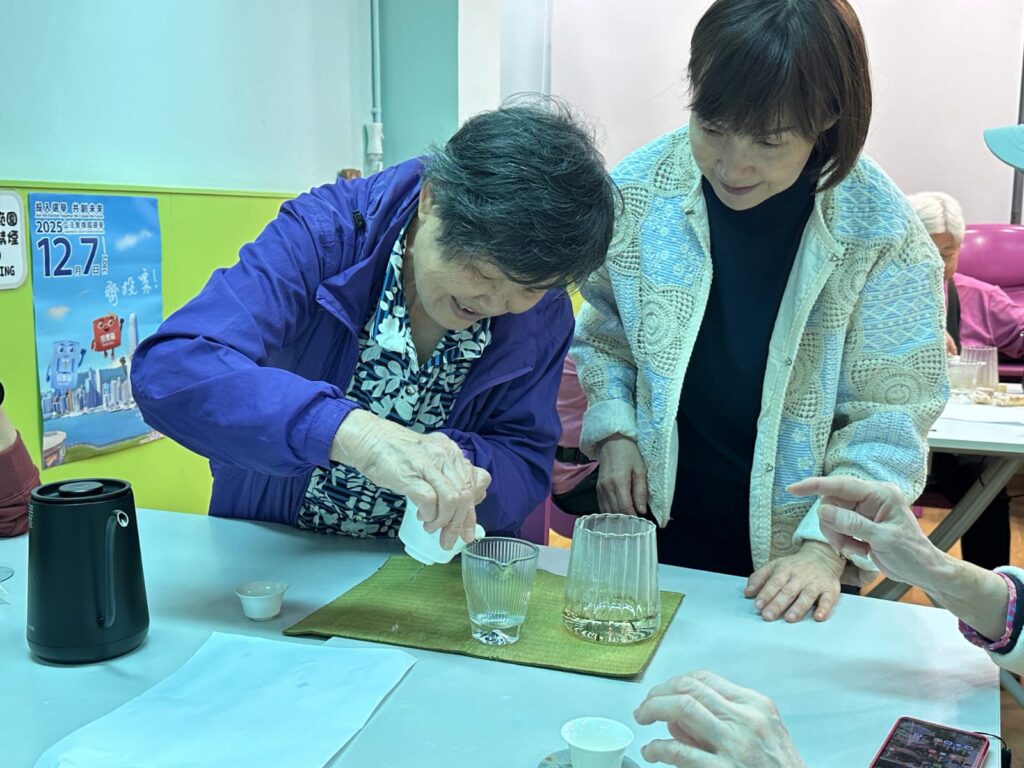 謝穗芬,一位曾在教育界服務多年的中學副校長,如今踏入退休人生,卻並沒有停下腳步。相反,她選擇以茶為伴,開啟另一段充滿修養與溫度的旅程。她說:「其實是茶,帶著我走進這個階段的。」這條路,既是興趣的延伸,也是深層的自我探索。