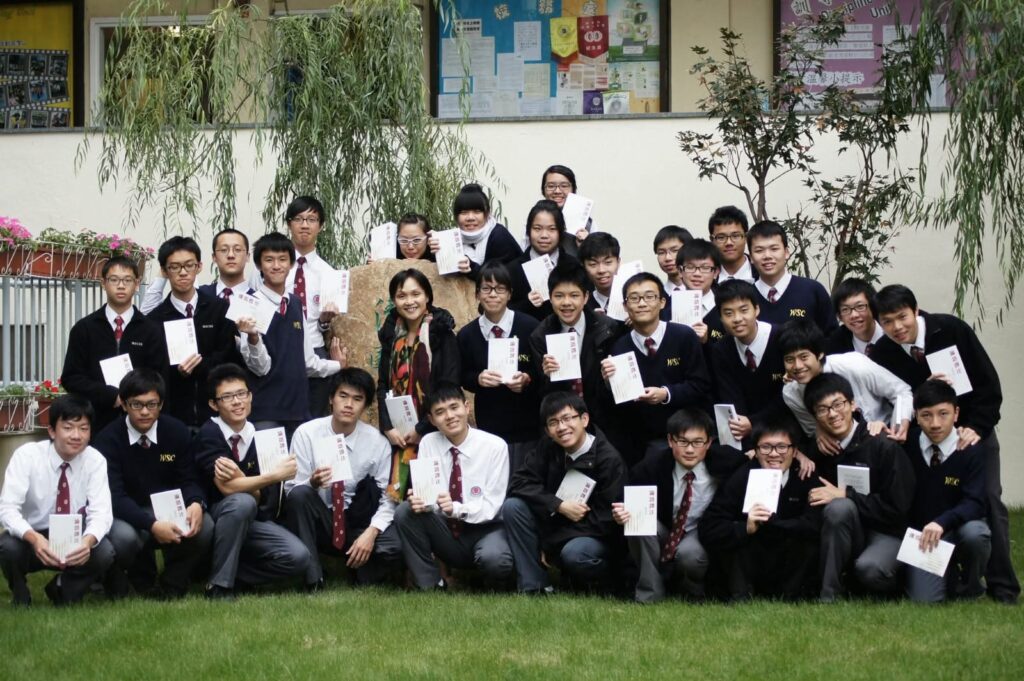 一位剛退休的中學副校長，談起她三十多年的教學生涯時，只有淡淡的笑容與一份感恩。謝穗芬，一位在教育界默默耕耘數十載的副校長，從輔導工作到課程設計，從課堂互動到師生情誼，每一段經歷都讓她更加相信：教育的價值，不只是知識的傳遞，而是人與人之間真誠的連結。如今，她走下講台，走進茶室，開始學習茶道。她沒有「退休後才開始生活」的口號，只有一種自然的轉變：把教書時的心，延續到茶道之中，繼續與人交流，細味人生的每一刻。