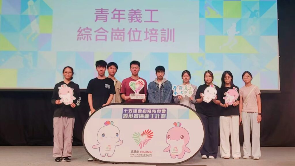 在這個急促而功利的時代，能夠遇上一位願意用時間與心力默默為社區付出的年輕人，實屬難得。林岳勲Donald，今年21歲，現正於廣州中山大學修讀口腔醫學，將來希望返港執業成為牙醫。但在追逐專業夢想的同時，他始終沒有放下對社區的關懷與承擔。從小學時期開始習慣捐款，到疫情期間穿上防護裝備為長者送物資，再到今天成為地區青年發展委員會的成員，他的每一步都充滿溫度，也為這個城市注入一份難能可貴的正能量。