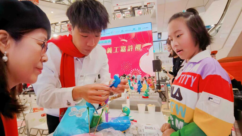 在這個急促而功利的時代，能夠遇上一位願意用時間與心力默默為社區付出的年輕人，實屬難得。林岳勲Donald，今年21歲，現正於廣州中山大學修讀口腔醫學，將來希望返港執業成為牙醫。但在追逐專業夢想的同時，他始終沒有放下對社區的關懷與承擔。從小學時期開始習慣捐款，到疫情期間穿上防護裝備為長者送物資，再到今天成為地區青年發展委員會的成員，他的每一步都充滿溫度，也為這個城市注入一份難能可貴的正能量。