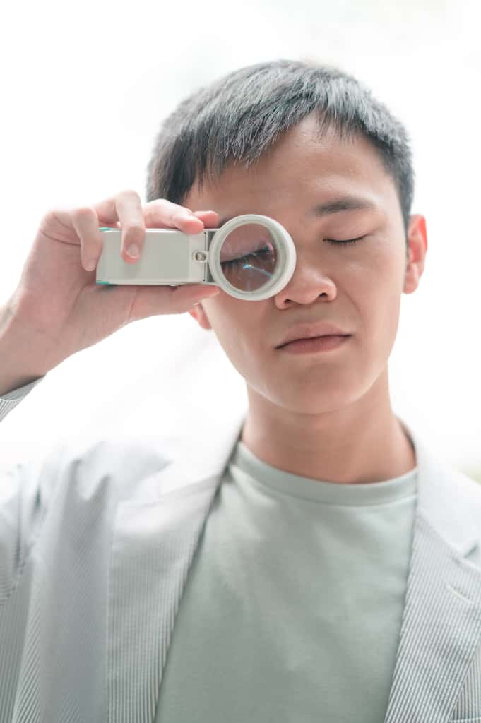 在這個資訊爆炸、節奏急促的年代,很多人忙著追逐名利與安全感,卻忘了問一句:「我真正想怎樣生活?」而有些人,即使生活不易,仍選擇做出不一樣的回應。林昇嶫(Elvin)就是這樣一位選擇不被命運定義的人。他是一位視障青年,視力正逐漸退化,但他沒有停下腳步,反而一步步走向更大的世界──去挑戰自我、幫助他人,甚至想改變整個社會對弱勢的想像。他的故事,不是關於同情,而是關於選擇。