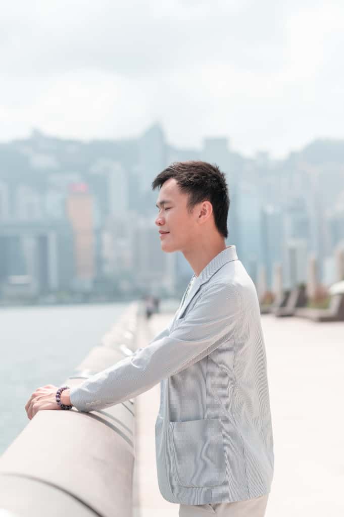 他是一位年輕的視障人士，卻用清晰的內心視野，走出屬於自己的人生道路。他不是醫生，卻用同理心療癒無數人的情緒創傷。他說自己與時間在賽跑，因為不知道哪一天，眼前的世界會完全黑暗。但他沒有悲觀，更沒有放棄。這位叫林昇嶫(Elvin)的青年，正用自己的故事，照亮別人的人生。