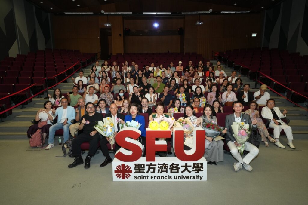 在這個資訊爆炸、節奏急促的年代,很多人忙著追逐名利與安全感,卻忘了問一句:「我真正想怎樣生活?」而有些人,即使生活不易,仍選擇做出不一樣的回應。林昇嶫(Elvin)就是這樣一位選擇不被命運定義的人。他是一位視障青年,視力正逐漸退化,但他沒有停下腳步,反而一步步走向更大的世界──去挑戰自我、幫助他人,甚至想改變整個社會對弱勢的想像。他的故事,不是關於同情,而是關於選擇。