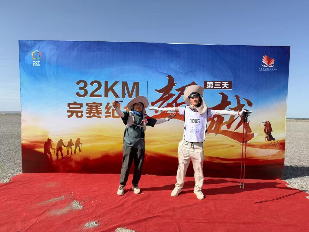 在這個資訊爆炸、節奏急促的年代,很多人忙著追逐名利與安全感,卻忘了問一句:「我真正想怎樣生活?」而有些人,即使生活不易,仍選擇做出不一樣的回應。林昇嶫(Elvin)就是這樣一位選擇不被命運定義的人。他是一位視障青年,視力正逐漸退化,但他沒有停下腳步,反而一步步走向更大的世界──去挑戰自我、幫助他人,甚至想改變整個社會對弱勢的想像。他的故事,不是關於同情,而是關於選擇。