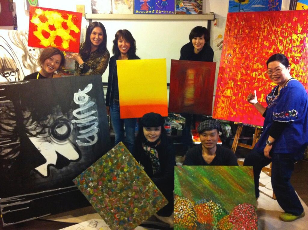 他曾是老師眼中「不行的學生」,成績倒數、被降班、留級,成長路上跌跌撞撞;但就是這樣一個被忽略的孩子,後來不但成為小學老師,更在信仰中找到生命方向,走上藝術創作之路。他用雙手作畫、用畫筆說故事,感動無數人心——他是吳運忠Eric,一位用生命畫出信仰的藝術實踐者。這不只是一段關於藝術的故事,而是關於相信、堅持、與轉化的旅程。