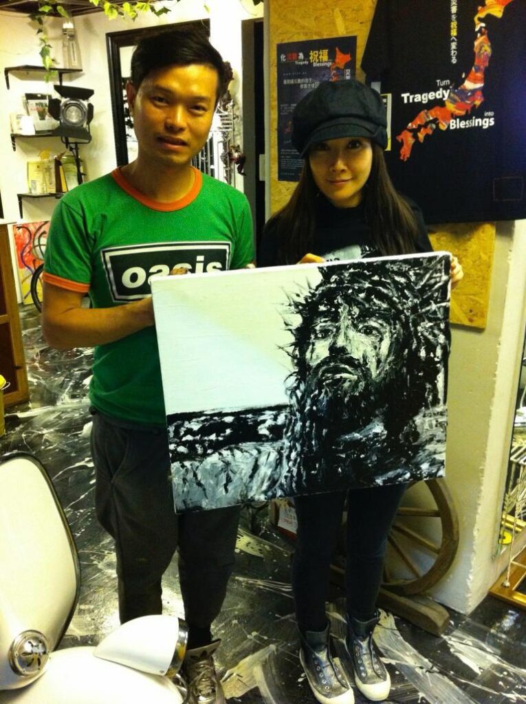 在許多人眼中,藝術是展覽館裡高高在上的畫框,是天分與技巧的極致結晶。但對吳運忠Eric來說,藝術是一雙溫柔的手——不僅能描繪出耶穌的臉龐,也能輕輕托住一個破碎的靈魂。從順利村的孩子,到站上加拿大、意大利的舞台,再到成立非牟利機構服務弱勢社群,他的畫筆從未停下。這是一段關於信念、勇氣與服侍的延伸。