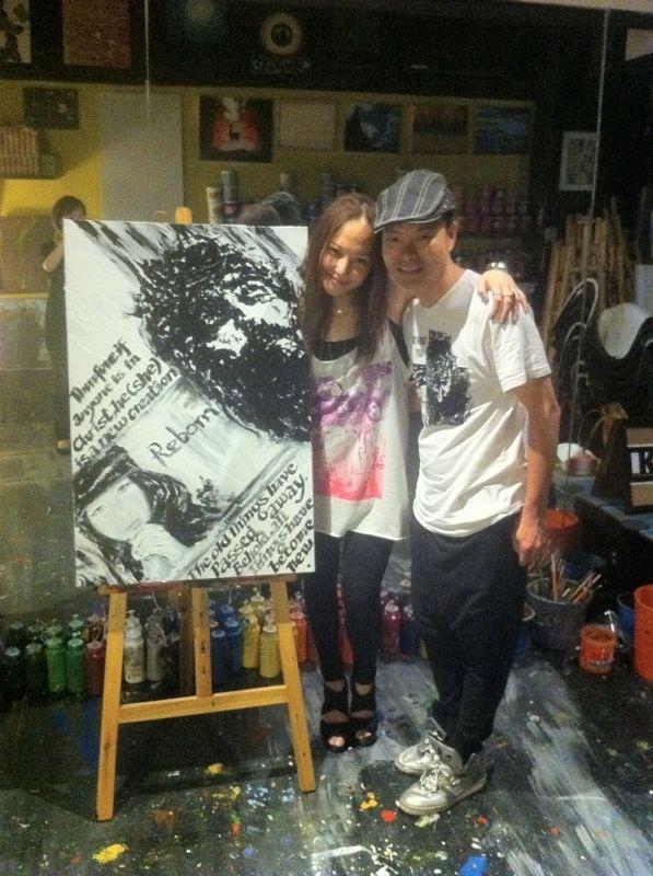 在許多人眼中,藝術是展覽館裡高高在上的畫框,是天分與技巧的極致結晶。但對吳運忠Eric來說,藝術是一雙溫柔的手——不僅能描繪出耶穌的臉龐,也能輕輕托住一個破碎的靈魂。從順利村的孩子,到站上加拿大、意大利的舞台,再到成立非牟利機構服務弱勢社群,他的畫筆從未停下。這是一段關於信念、勇氣與服侍的延伸。