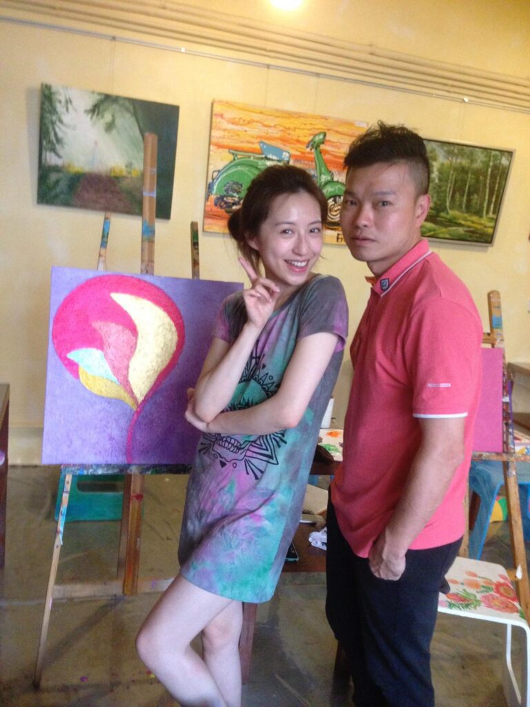 在許多人眼中,藝術是展覽館裡高高在上的畫框,是天分與技巧的極致結晶。但對吳運忠Eric來說,藝術是一雙溫柔的手——不僅能描繪出耶穌的臉龐,也能輕輕托住一個破碎的靈魂。從順利村的孩子,到站上加拿大、意大利的舞台,再到成立非牟利機構服務弱勢社群,他的畫筆從未停下。這是一段關於信念、勇氣與服侍的延伸。