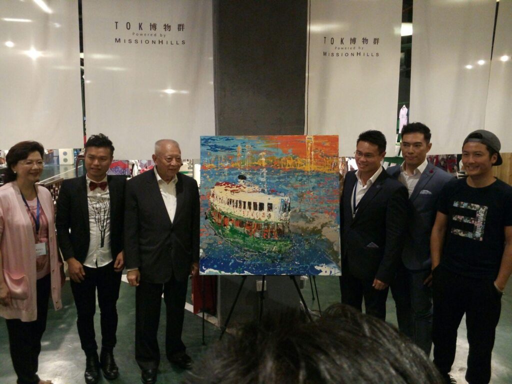 在許多人眼中,藝術是展覽館裡高高在上的畫框,是天分與技巧的極致結晶。但對吳運忠Eric來說,藝術是一雙溫柔的手——不僅能描繪出耶穌的臉龐,也能輕輕托住一個破碎的靈魂。從順利村的孩子,到站上加拿大、意大利的舞台,再到成立非牟利機構服務弱勢社群,他的畫筆從未停下。這是一段關於信念、勇氣與服侍的延伸。