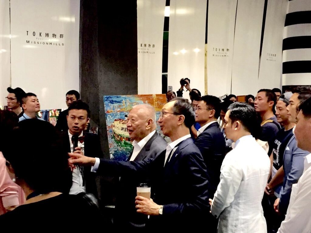 他曾是老師眼中「不行的學生」,成績倒數、被降班、留級,成長路上跌跌撞撞;但就是這樣一個被忽略的孩子,後來不但成為小學老師,更在信仰中找到生命方向,走上藝術創作之路。他用雙手作畫、用畫筆說故事,感動無數人心——他是吳運忠Eric,一位用生命畫出信仰的藝術實踐者。這不只是一段關於藝術的故事,而是關於相信、堅持、與轉化的旅程。