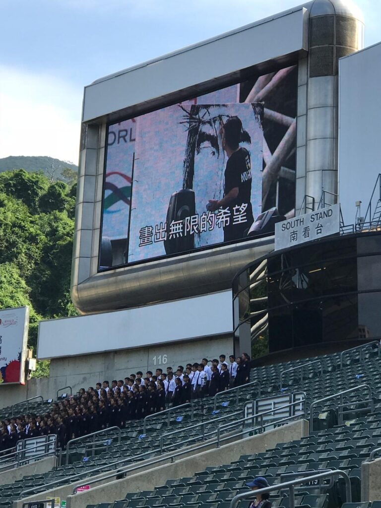 在許多人眼中,藝術是展覽館裡高高在上的畫框,是天分與技巧的極致結晶。但對吳運忠Eric來說,藝術是一雙溫柔的手——不僅能描繪出耶穌的臉龐,也能輕輕托住一個破碎的靈魂。從順利村的孩子,到站上加拿大、意大利的舞台,再到成立非牟利機構服務弱勢社群,他的畫筆從未停下。這是一段關於信念、勇氣與服侍的延伸。