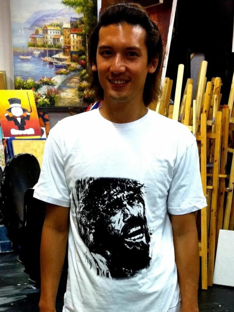 在許多人眼中,藝術是展覽館裡高高在上的畫框,是天分與技巧的極致結晶。但對吳運忠Eric來說,藝術是一雙溫柔的手——不僅能描繪出耶穌的臉龐,也能輕輕托住一個破碎的靈魂。從順利村的孩子,到站上加拿大、意大利的舞台,再到成立非牟利機構服務弱勢社群,他的畫筆從未停下。這是一段關於信念、勇氣與服侍的延伸。