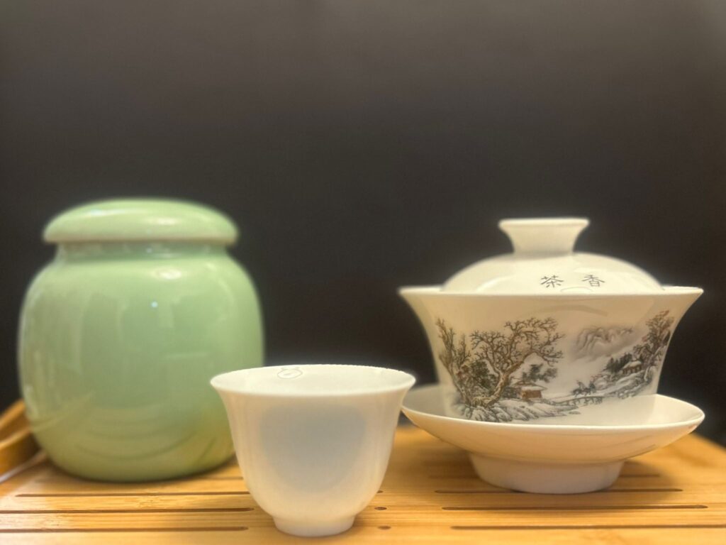 在城市的喧囂之中,有這樣一位女性,選擇退下繁華,踏上一條靜心的義工之路。思定會的義工Heidi,長年探訪教導所內的在囚青年,陪伴他們走過人生低谷。她原本只是想為這些年輕人安排一場有意義的文化活動,卻沒想到,這個念頭為她打開了一道門,通往一個她從未預料的世界——茶道。那是一場從心出發的學習旅程,也是一個讓她重新認識自己與生活節奏的契機。她的故事,不只是關於茶,而是關於一個人如何在關懷他人的過程中,找到屬於自己的靜謐與力量。