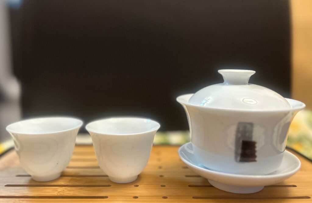 在城市的喧囂之中,有這樣一位女性,選擇退下繁華,踏上一條靜心的義工之路。思定會的義工Heidi,長年探訪教導所內的在囚青年,陪伴他們走過人生低谷。她原本只是想為這些年輕人安排一場有意義的文化活動,卻沒想到,這個念頭為她打開了一道門,通往一個她從未預料的世界——茶道。那是一場從心出發的學習旅程,也是一個讓她重新認識自己與生活節奏的契機。她的故事,不只是關於茶,而是關於一個人如何在關懷他人的過程中,找到屬於自己的靜謐與力量。