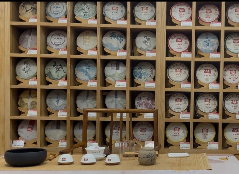 在城市的喧囂之中,有這樣一位女性,選擇退下繁華,踏上一條靜心的義工之路。思定會的義工Heidi,長年探訪教導所內的在囚青年,陪伴他們走過人生低谷。她原本只是想為這些年輕人安排一場有意義的文化活動,卻沒想到,這個念頭為她打開了一道門,通往一個她從未預料的世界——茶道。那是一場從心出發的學習旅程,也是一個讓她重新認識自己與生活節奏的契機。她的故事,不只是關於茶,而是關於一個人如何在關懷他人的過程中,找到屬於自己的靜謐與力量。