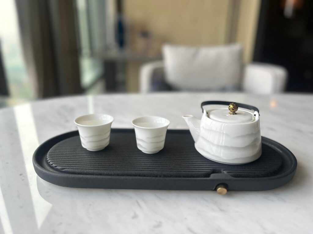 在城市的喧囂之中,有這樣一位女性,選擇退下繁華,踏上一條靜心的義工之路。思定會的義工Heidi,長年探訪教導所內的在囚青年,陪伴他們走過人生低谷。她原本只是想為這些年輕人安排一場有意義的文化活動,卻沒想到,這個念頭為她打開了一道門,通往一個她從未預料的世界——茶道。那是一場從心出發的學習旅程,也是一個讓她重新認識自己與生活節奏的契機。她的故事,不只是關於茶,而是關於一個人如何在關懷他人的過程中,找到屬於自己的靜謐與力量。