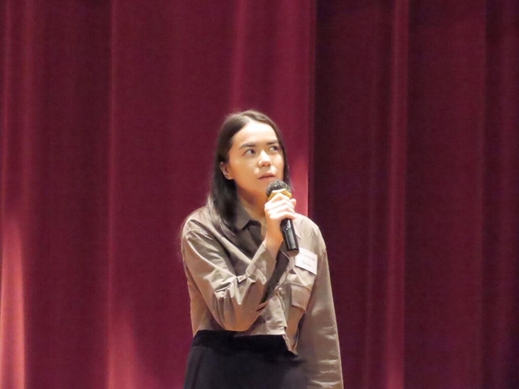 在「愛德循環運動 50 週年金禧紀念暨『微電影首播禮』及『義工嘉許禮』」的現場，最觸動人心的，莫過於那部由義工與專業團隊共同創作的微電影。導演麥爵閎(麥導)與編劇 Steven 在籌備期間走訪了多位義工與受助者，聆聽他們的真實經歷，並將這些故事濃縮成影像語言。對他們而言，這部作品不只是敘述服務，更是一種詮釋「無償付出、無條件關懷」的精神——「愛運不只是提供服務，而是用愛去照顧每一個人。」這份信念，成為整部作品的靈魂。